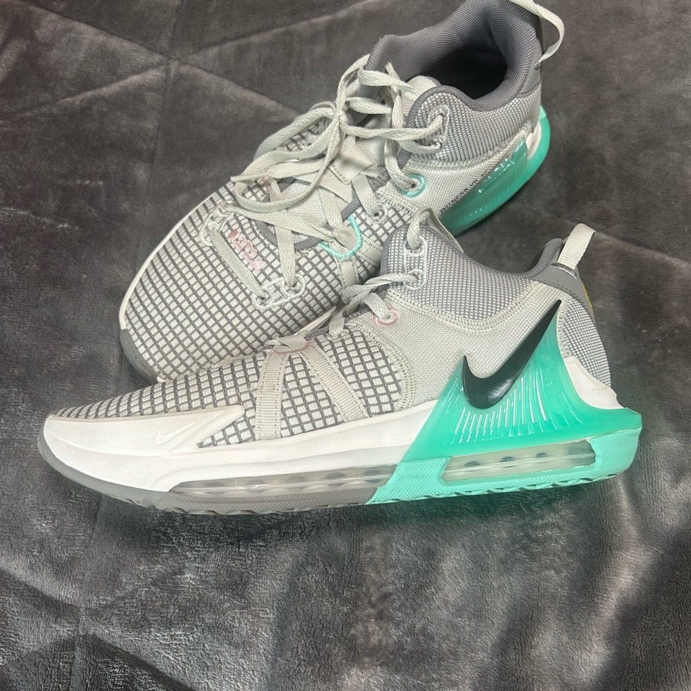 Lebron Witness VII Men’s size US9